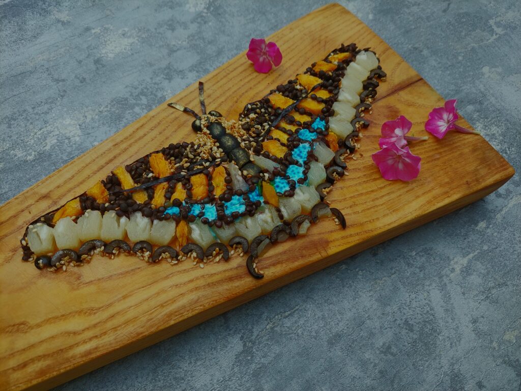 sałatka motyl, efektowne dekoracje sałatkowe, sałatka o kształcie motyla, sałatka z łososia, soczewicy czarnej, soczewica czarna przepisy, dynia konserwowa zastosowanie
