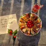 Sałatka z malinami i serem halloumi